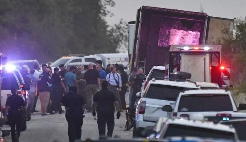 Imagen del camión donde fueron localizados los migrantes