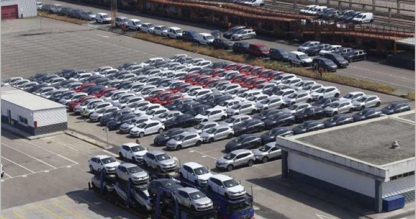Camiones portavehículos en una fábrica de coches