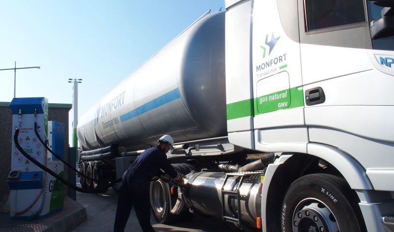 Imagen de un camión repostando en una gasinera