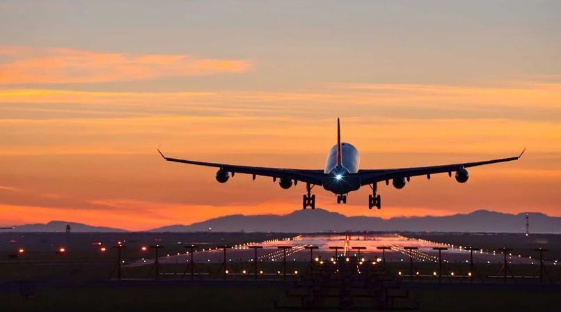 Imagen de un avión aterrizando