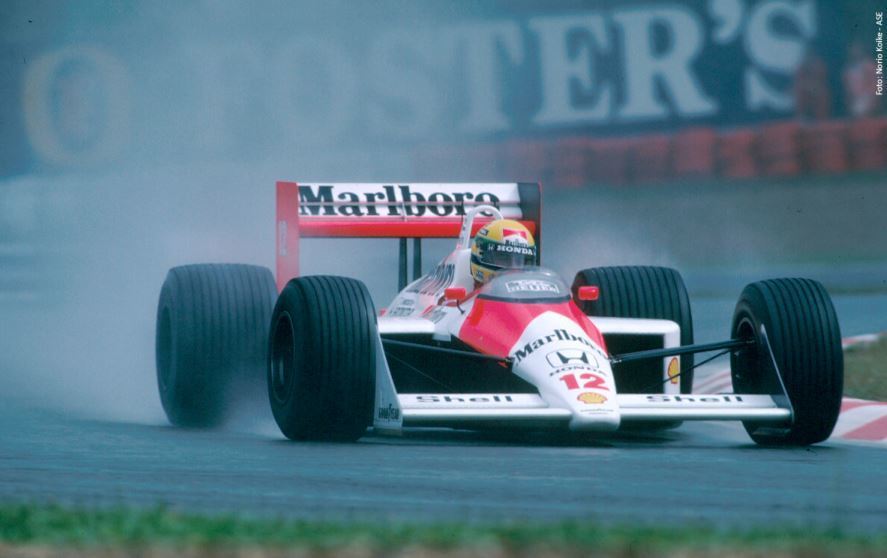 Ayrton Senna en su coche de carreras