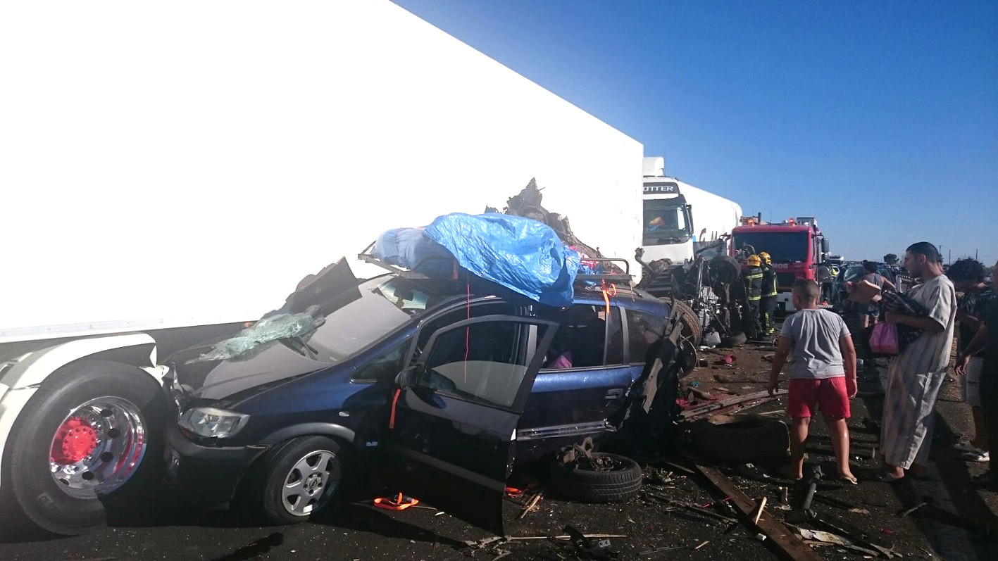 /></p><p>Al lugar de los hechos se han desplazado un grupo de intervención psicológica de Cruz Roja, bomberos de Manzanares y Valdepeñas, Guardia Civil y ambulancias de Valdepeñas, Daimiel y La Solana, así como un helicóptero medicalizado.</p><p>Según las primeras informaciones, el accidente se produjo cuando un camión arrolló a varios turismos retenidos por un accidente que se había producido con anterioridad.</p><p>Fuente:<a href=