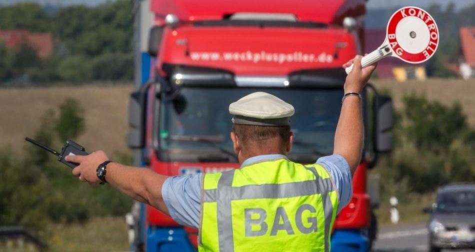 Un agente de la BAG deteniendo un camión