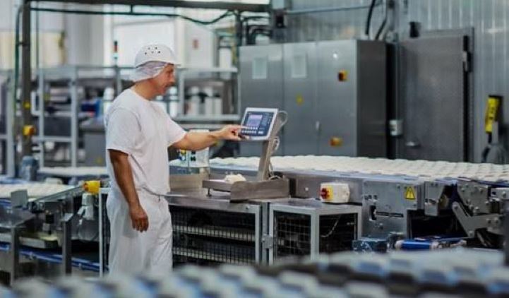 Un trabajador utilizando una balanza de pesaje