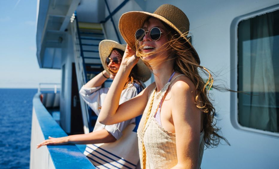 Imagen de dos turistas en un crucero