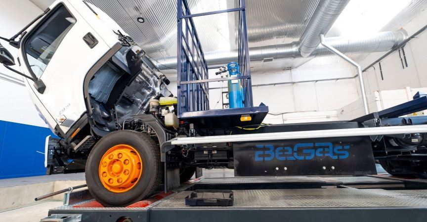 Imagen de un camión con un motor de BeGas
