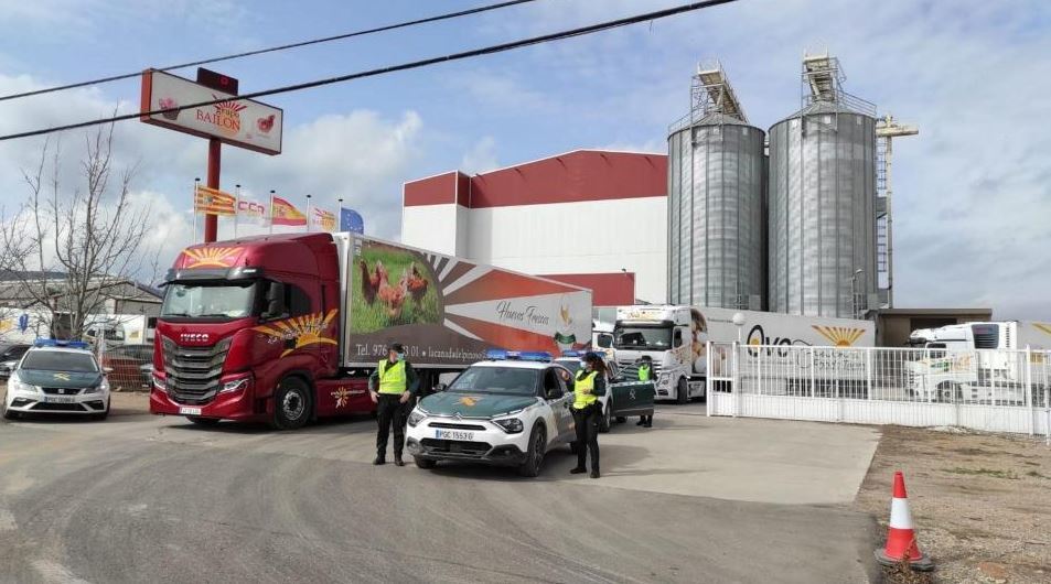 La Guardia Civil acompaña a camiones con destino a Navarra desde La Almunia