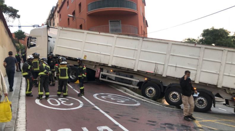 Imagen del camión atravesado
