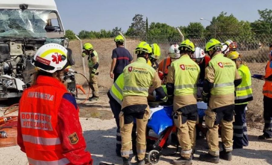 Bomberos de Zaragoza con el camionero herido