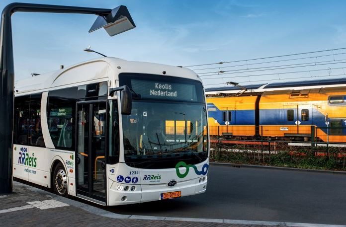 EBuses BYD de 12 y 13 metros conduciendo por carreteras holandesas