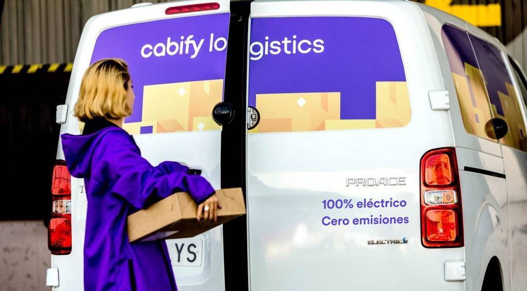 Trabajador y furgoneta de Cabify Logistics