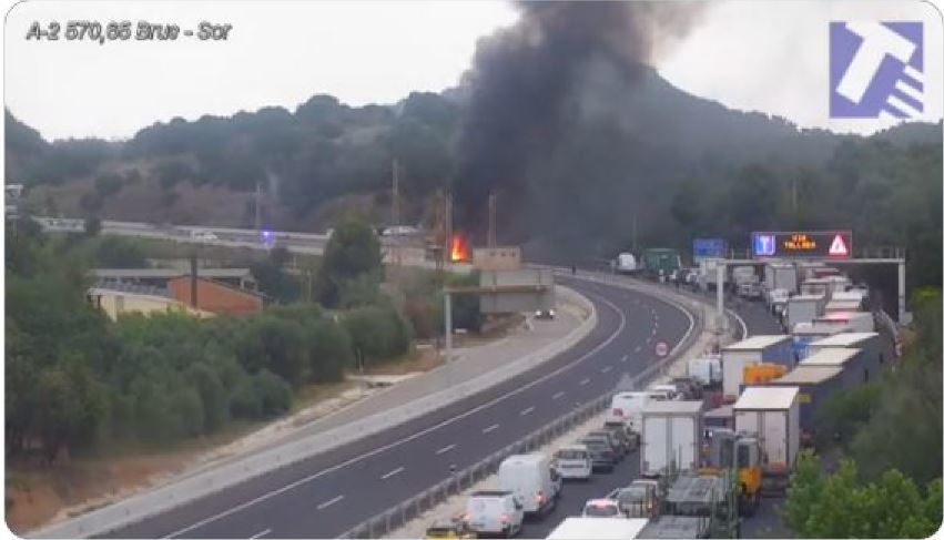 Imagen del camión incendiado