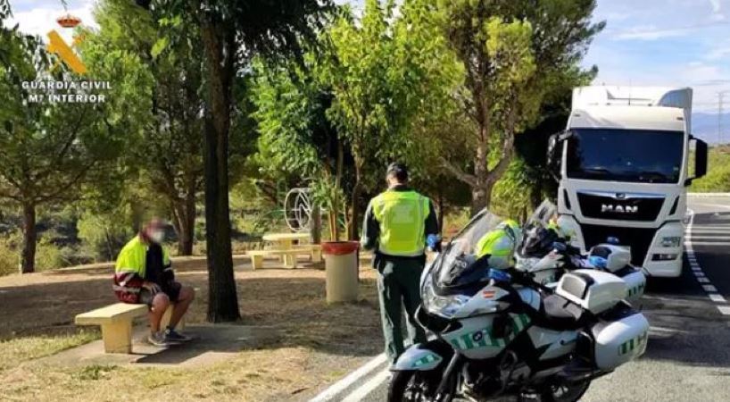 Imagen de la Guardia Civil con el camionero ebrio