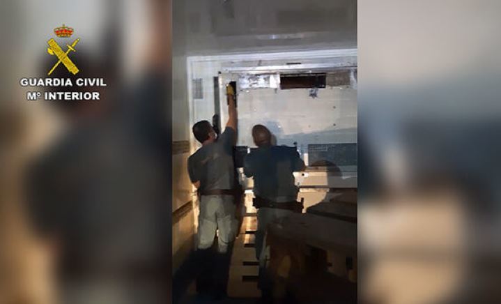 Agentes localizando la marihuana en el camión