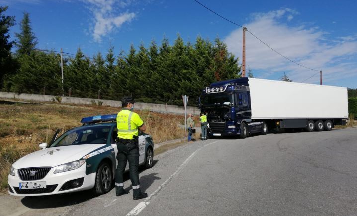 Control de la Guardia Civil con el camionero denunciado
