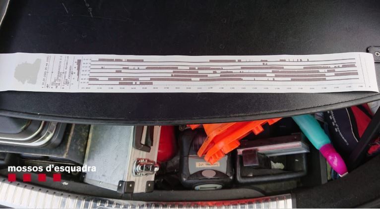 Camionero multado por exceso de horas de conducción