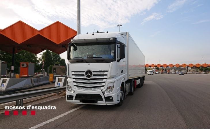 Camionero multado por exceso de horas de conducción