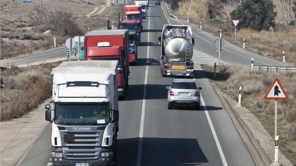 Camiones circulando por una carretera