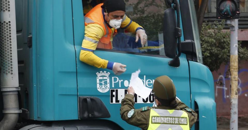 Imagen de un control fronterizo a un camionero