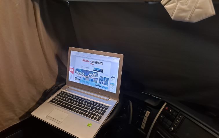 El ordenador de Begoña Urmeneta en el volante de su camión.