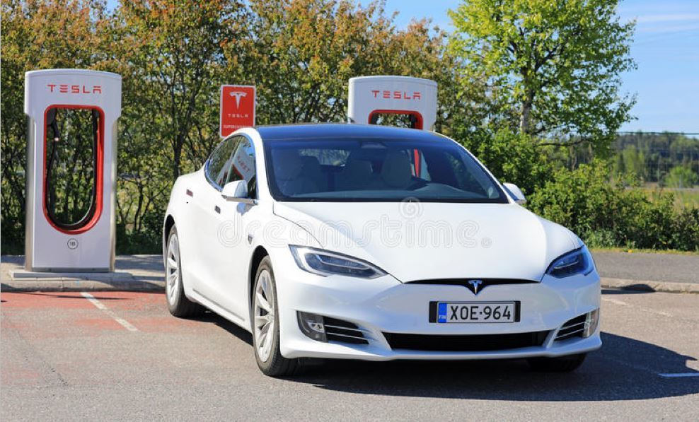Un coche y cargador de Tesla