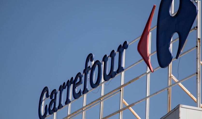 Un cartel de Carrefour