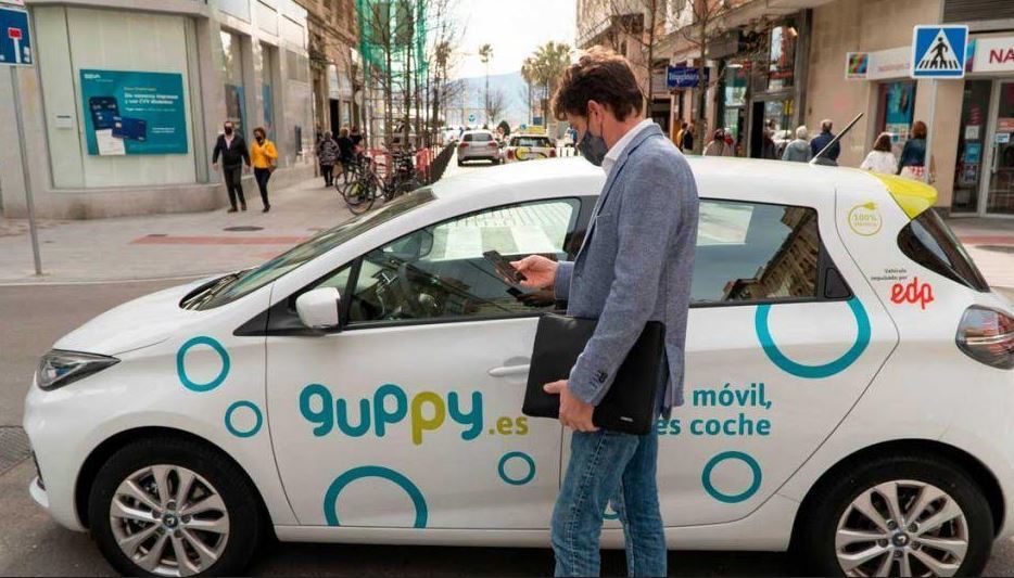 Un cliente haciendo so del carsharing