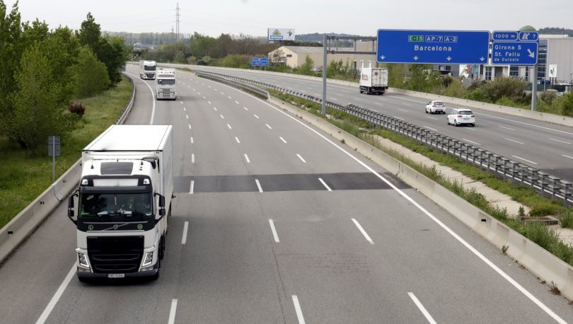 Camiones circulando por una autopista en Cataluña
