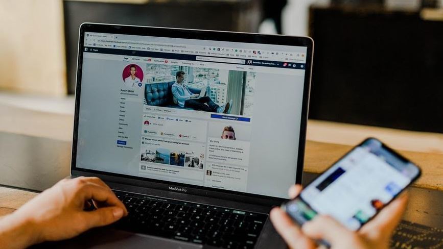 Una persona utilizando las redes sociales