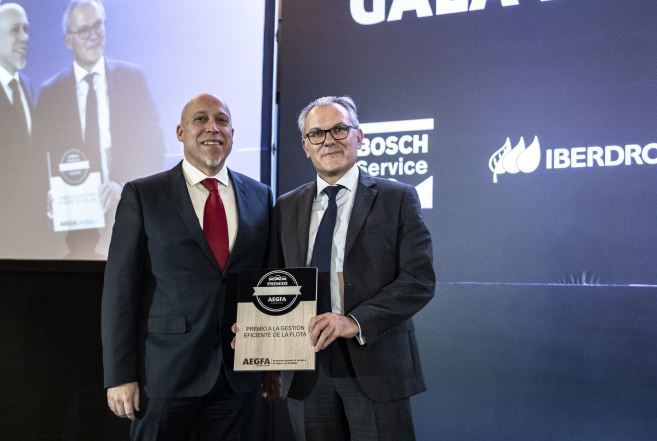 Heike de la Horra, director de Ventas de Webfleet Solutions, entrega el premio a Francisco Javier Cerrudo, Business Technology & Innovation Manager en Acciona Facility Services