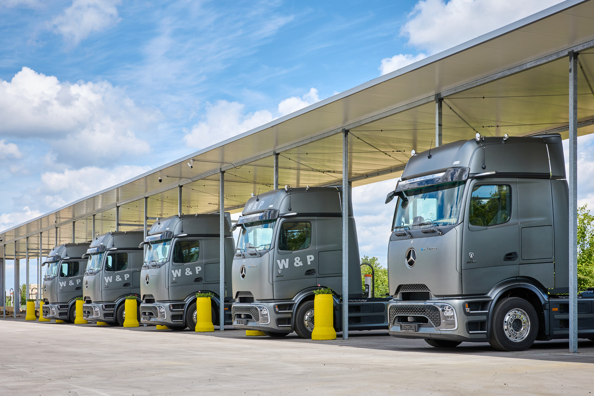 Movilidad eléctrica en la Baja Franconia: W&P amplía su flota con 20 Mercedes-Benz eActros 600 y abre un parque de carga con 56 puntos de carga.