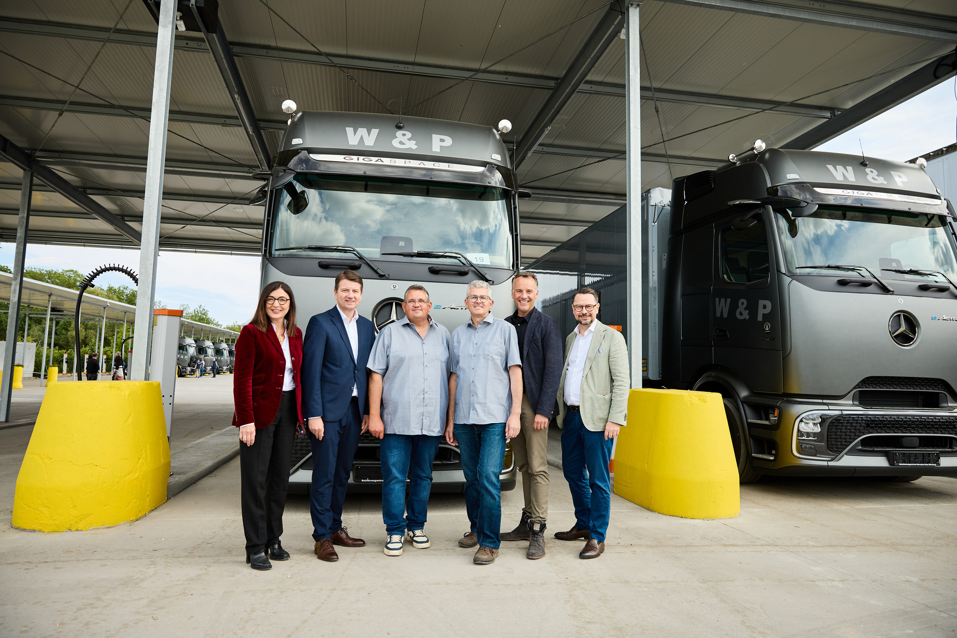 Movilidad eléctrica en la Baja Franconia: W&P amplía su flota con 20 Mercedes-Benz eActros 600 y abre un parque de carga con 56 puntos de carga.