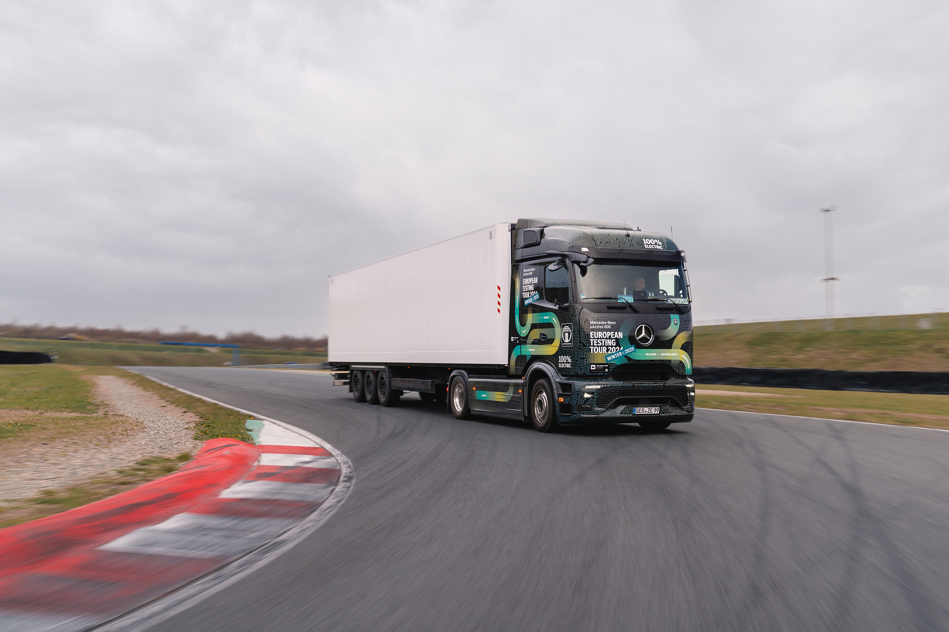 Mercedes-Benz Trucks aspira a ganar un título GUINNESS WORLD RECORDS™ con el eActros 600