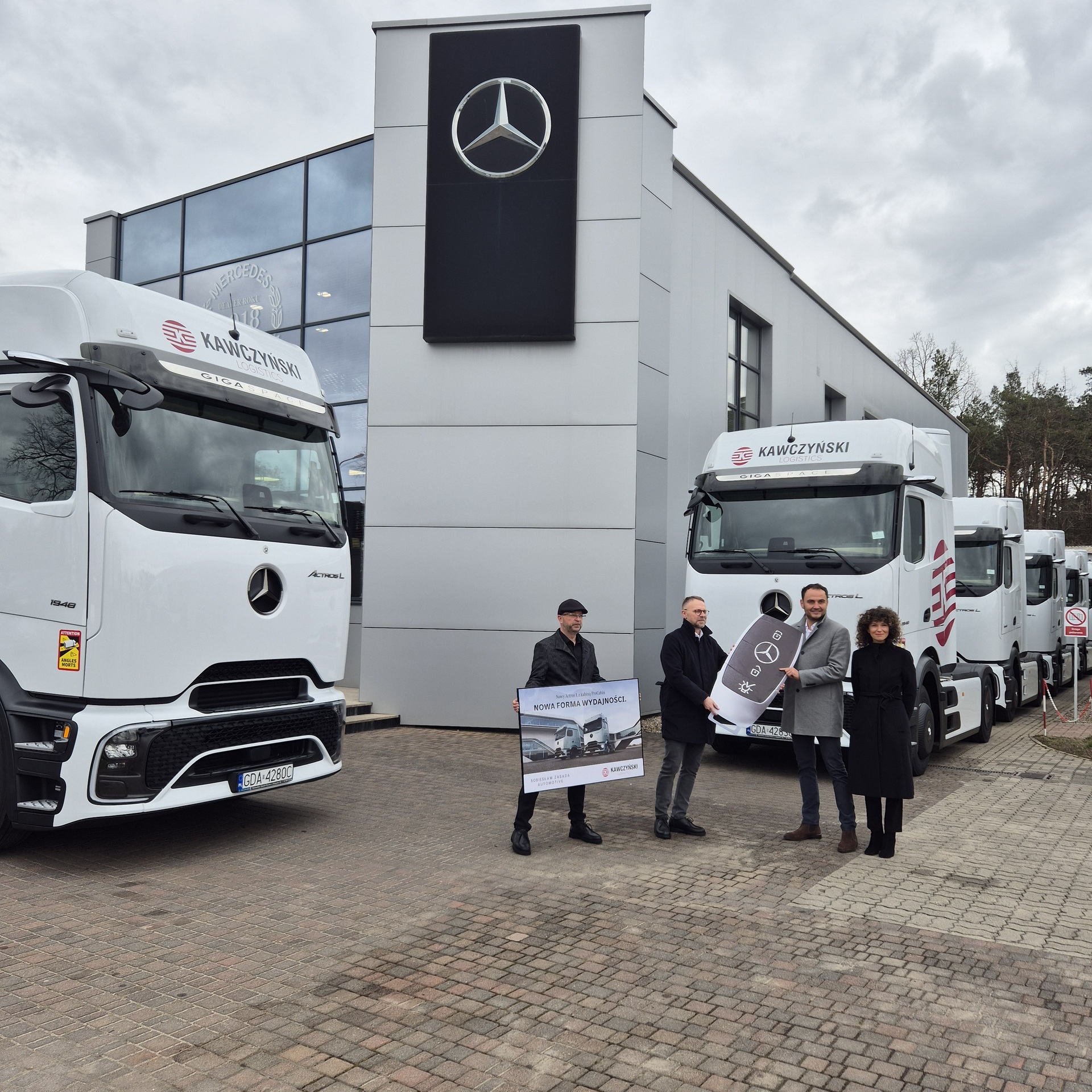 Gran pedido en Polonia: Kawczyński Logistics recibe 75 unidades del último Mercedes-Benz Actros L con ProCabin