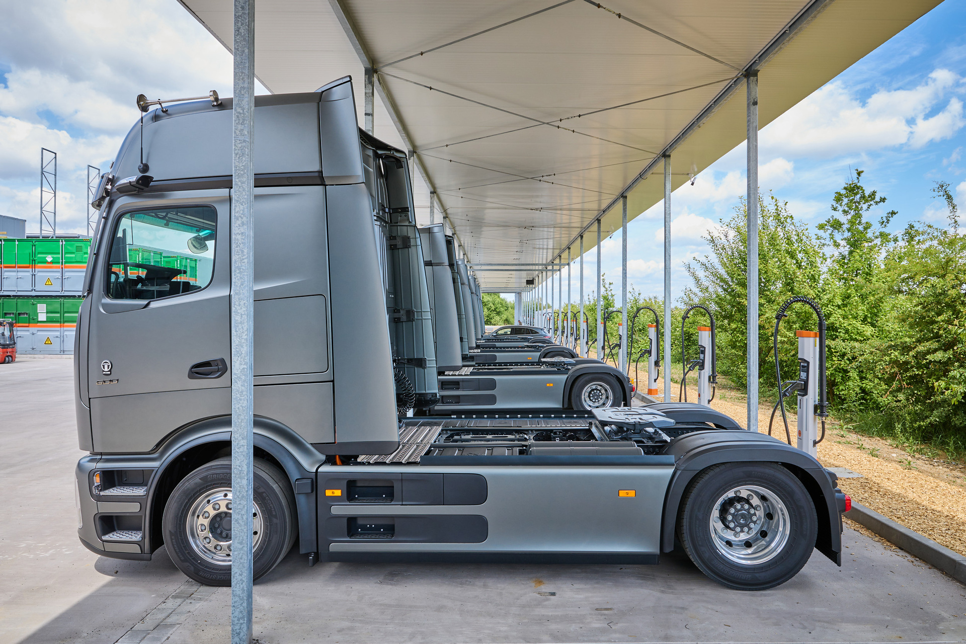 Movilidad eléctrica en la Baja Franconia: W&P amplía su flota con 20 Mercedes-Benz eActros 600 y abre un parque de carga con 56 puntos de carga.