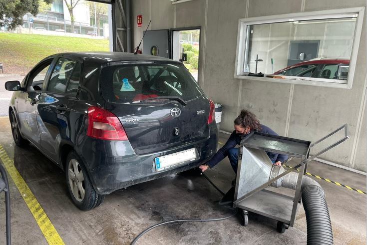 Un coche pasando la prueba de emisiones