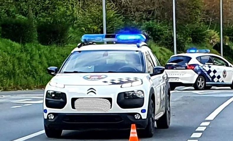 Imagen de dos coches patrulla de la Policía Local de Teo