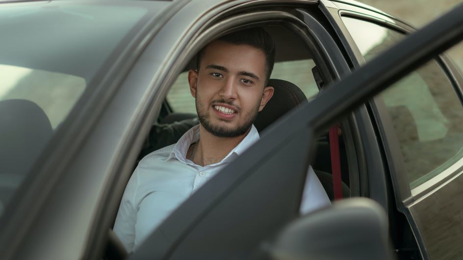 Un conductor dentro del coche