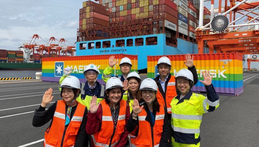Foto de trabajadores junto a los contenedores rainbow