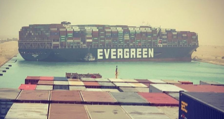 Imagen del buque encallado en el Canal de Suez