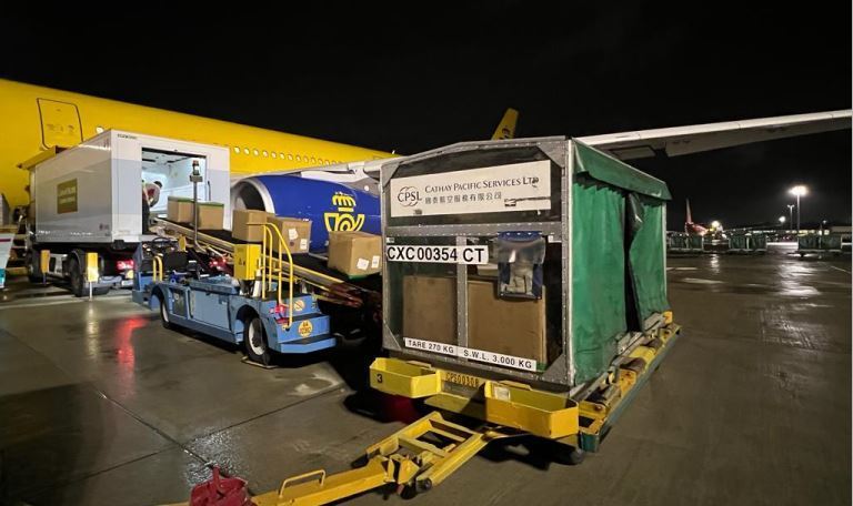 Carga del avión de Correos Cargo