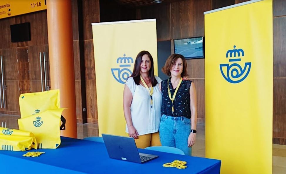 Personal de Correos de Málaga en el stand