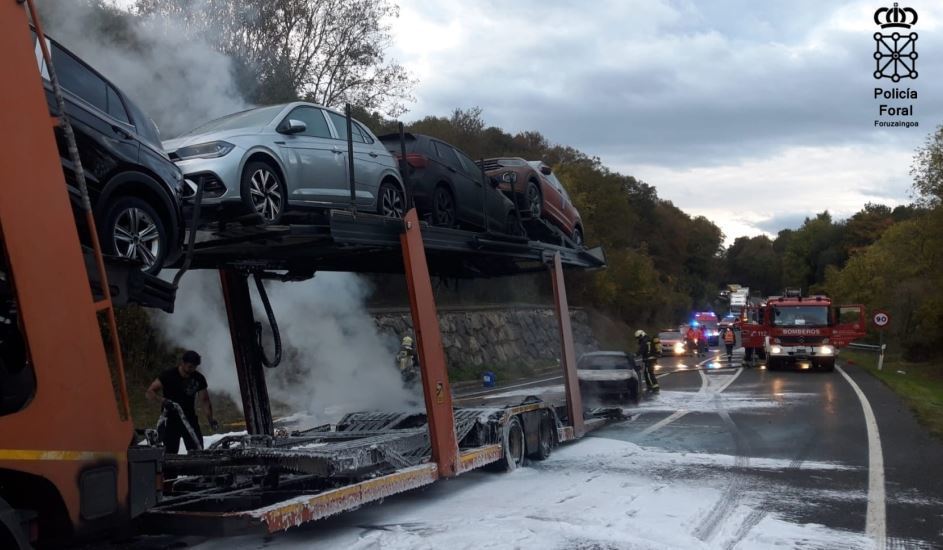 Imagen del camión incendiado