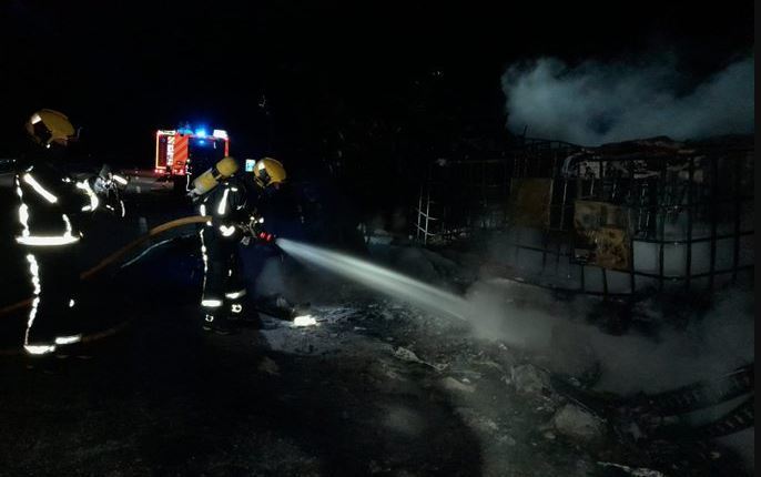Bomberos trabajando para sofocar el incendio del camión