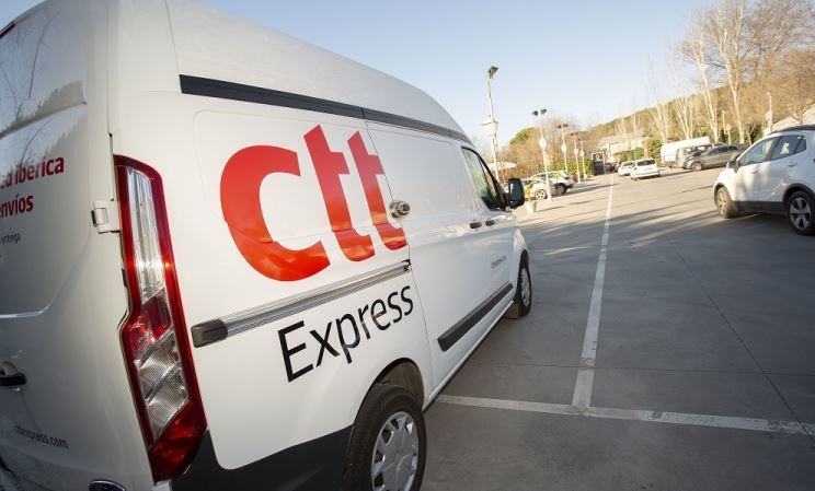 Una furgoneta de reparto de CTT Express