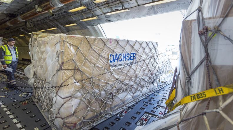 Imagen de carga aérea en un avión de Dachser