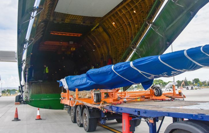 Imagen del estabilizador de cola entrando en el avión