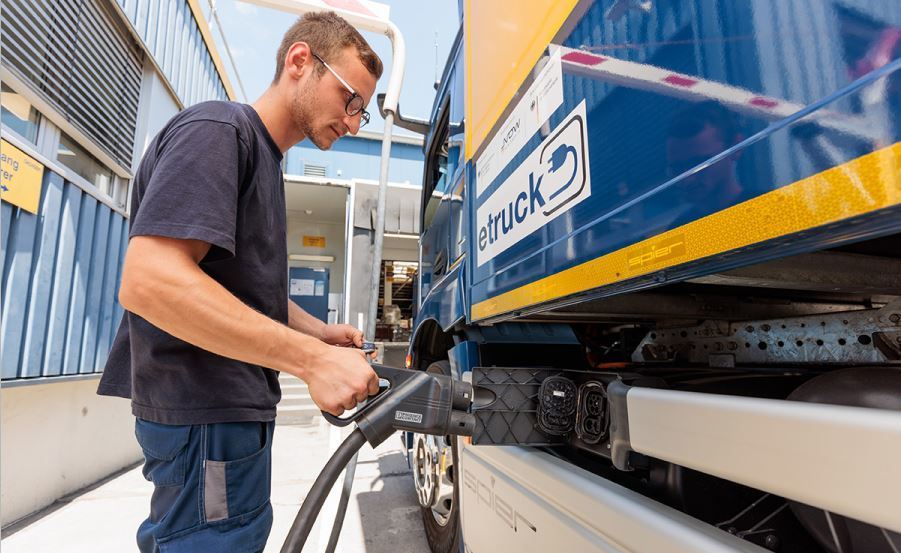 Carga de un camión eléctrico de Dachser