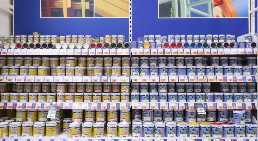Imagen de una estantería con pinturas