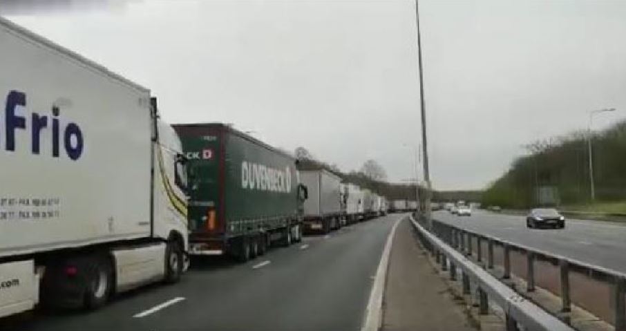 Imagen de la cola de camiones